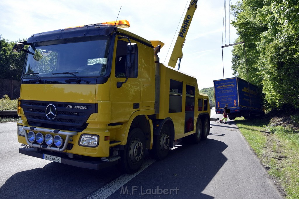 LKW in Boeschung A 3 Rich Frankfurt Hoehe Roesrath Lohmar P170.JPG - Miklos Laubert